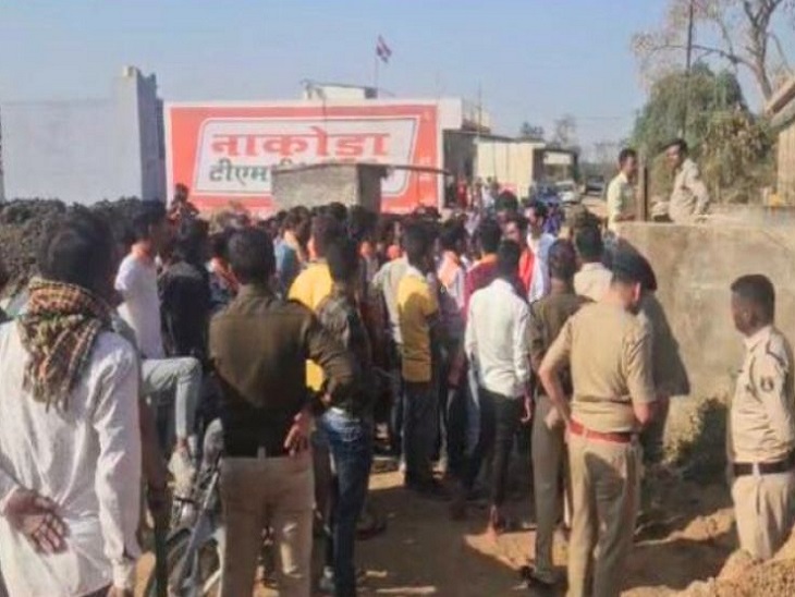 धर्मांतरण का विरोध करते लोग और मौजूद पुलिस - Dainik Bhaskar