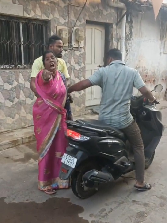 कन्या ढीमर मोहल्ले में झगड़ा करते हुए।