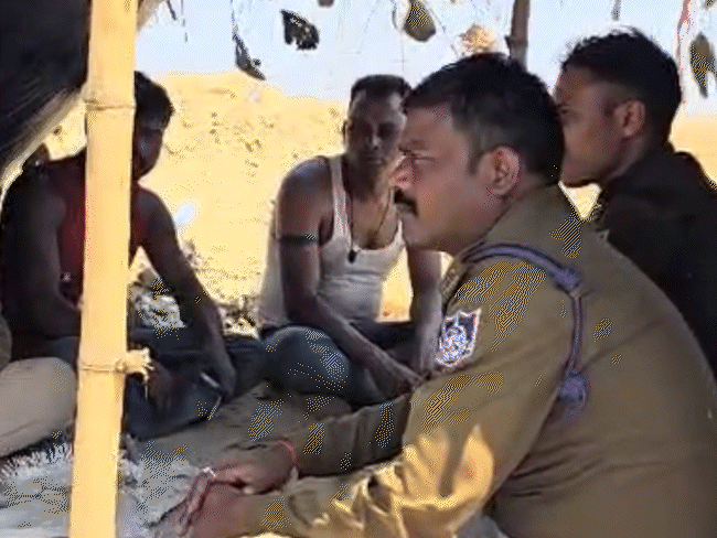 ਹੱਟ ਵਿਚ ਬੈਠੇ 3 ਪੁਲਿਸ ਮੁਲਾਜ਼ਮ ਭਾਸ਼ਕਰ ਦੀ ਟੀਮ ਨੂੰ ਵੇਖਣ 'ਤੇ ਭੱਜਣ ਤੋਂ ਭੱਜ ਗਏ.