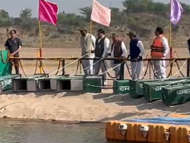 सीएम ने चंबल नदी में राजघाट पर 10 घड़ियालों को छोड़ा।