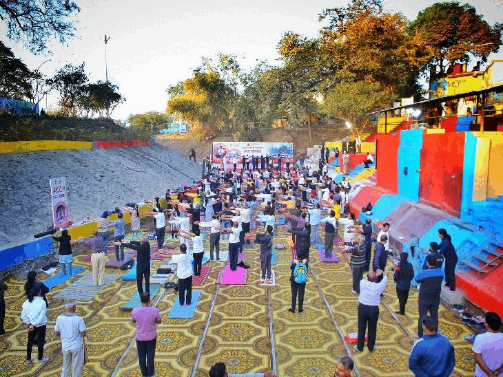 यह पहला मौका है जब देश के सबसे स्वच्छ शहर में नाले में योग प्राणायाम किया।