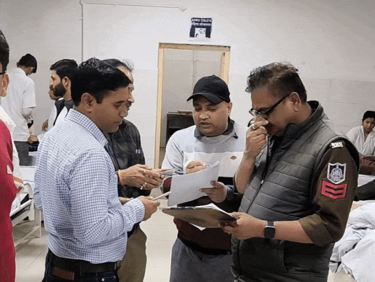 ਕੁਲੈਕਟਰ ਫਿਸ਼ੌਰ ਕੁਮਾਰ ਕਾਨਿਆਲ ਨੇ ਗੁਨਾ ਜ਼ਿਲ੍ਹਾ ਹਸਪਤਾਲ ਵਿਖੇ ਜ਼ਖਮੀ ਹੋਏ ਜ਼ਖਮੀਆਂ ਨੂੰ ਮਿਲਣ ਲਈ ਪਹੁੰਚੇ.