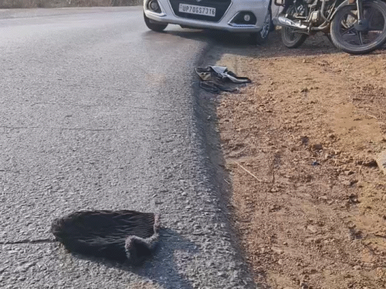 ਮਰੇ ਹੋਏ ਲੋਕਾਂ ਦੇ ਕੱਪੜੇ ਅਤੇ ਜ਼ਖਮੀਆਂ ਨੂੰ ਸੜਕ ਤੇ ਪਈ ਵੇਖੀ ਗਈ.