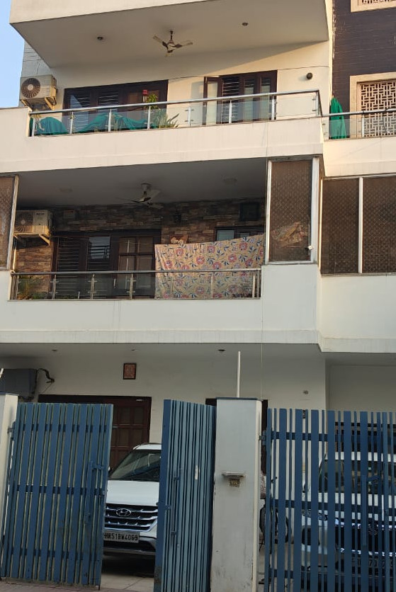 हरियाणा के फरीदाबाद के इस घर में रविवार सुबह एसीबी की टीम पहुंची थी। बताया जा रहा है कि यह घर आरोपी के भाई का है।