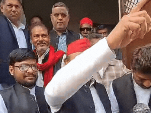 अखिलेश यादव ने कहा कि इन्होंने मिल्कीपुर में बेइमानी की है, 420सी की है।