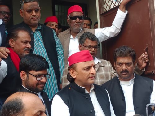 अखिलेश ने कहा- बुजुर्ग और दूर-दराज से आने वाले श्रद्धालु अब भी इंतजार में हैं। सरकार को चाहिए कि आयोजन की अवधि बढ़ाए।