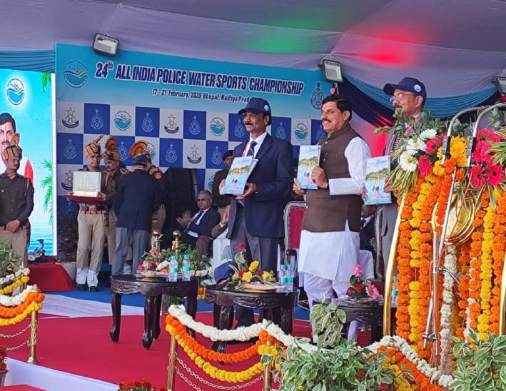 पुलिस महानिदेशक ने सीएम को स्मृति चिन्ह भेंट किया।