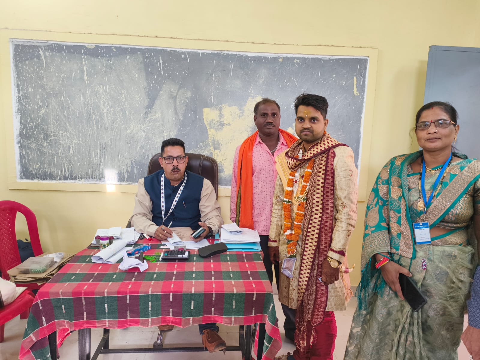 अभनपुर के टीला में पंचायत चुनाव के लिए दूल्हा तेजराम चक्रधारी ने मतदान किया।