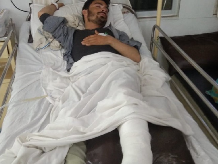 सुरज्ञान गुर्जर का पैर टूटने के चलते उसे प्राइवेट हॉस्पिटल में एडमिट करवाया गया।