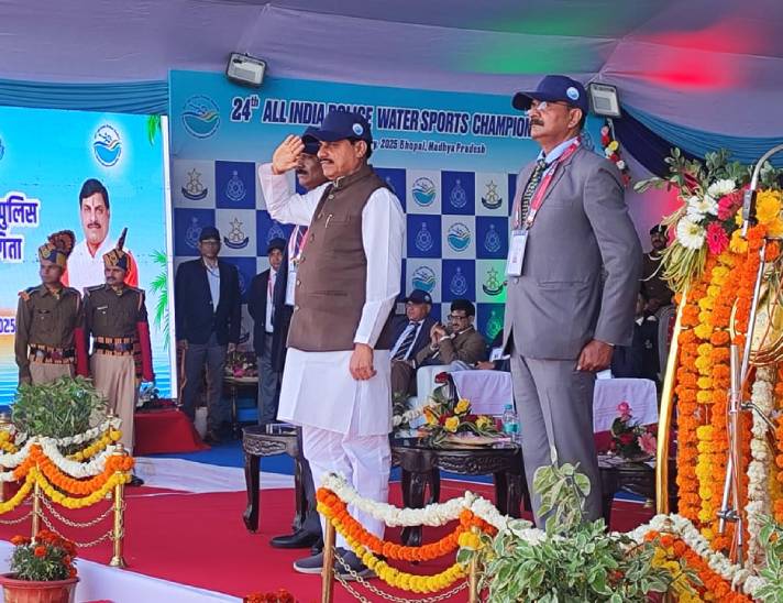 सीएम मोहन यादव ने परेड की सलामी ली।