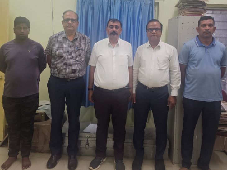 18 फरवरी को गिरफ्तार किए गए लोगों में KIIT के तीन डायरेक्टर शिवानंद मिश्र, प्रताप चंपती और सुधीर रथ के अलावा 2 सिक्योरिटी गार्ड रमाकांत नायक और जोगेंद्र बेहरा शामिल हैं।