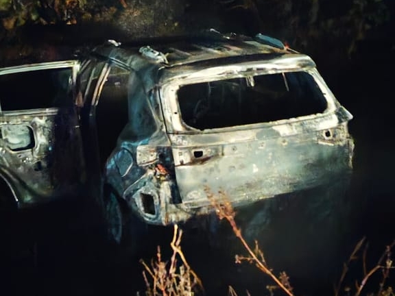 ਕਾਰ ਸੜ ਗਈ ਸੀ. ਅੱਗ ਬੁਝਾਉਣ ਤੋਂ ਬਾਅਦ, ਪੁਲਿਸ ਨੇ ਲਾਸ਼ ਕੱ .ੀ.