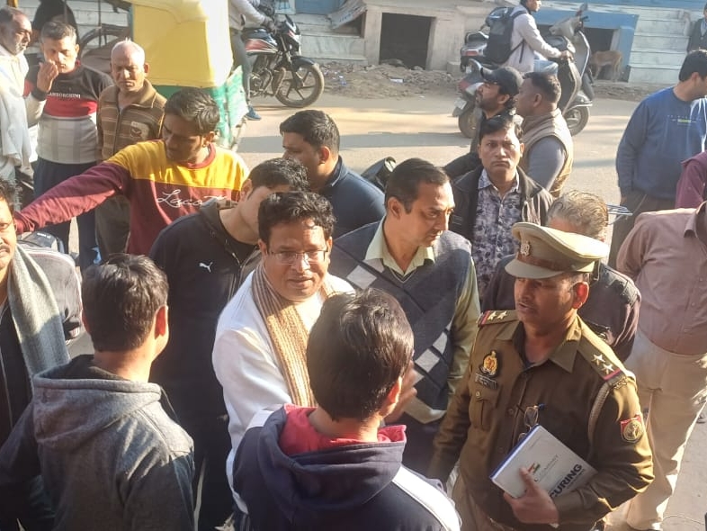 Ghaziabad News : किराना दुकान से 70 हजार की लूट कर फरार हुए चोर, व्यापारी बोले- रात में गश्त करती पुलिस तो नहीं होती चोरी 3 6871be58 b33a 4576 8393 2b2589a907bd 1739852527314