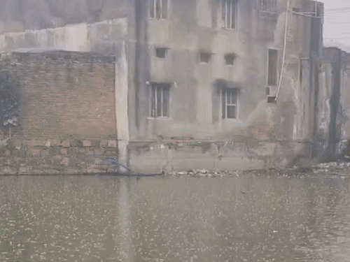 हिंडौन (करौली) में मंगलवार सुबह 8 बजे हल्की बारिश का दौर शुरू हुआ था।