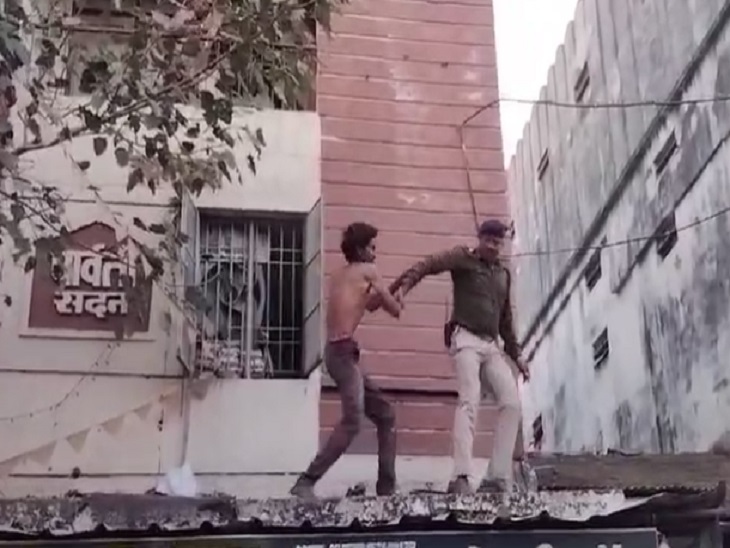 टीआई विजय यादव से हाथ छुड़ाकर कूद गया नीचे।