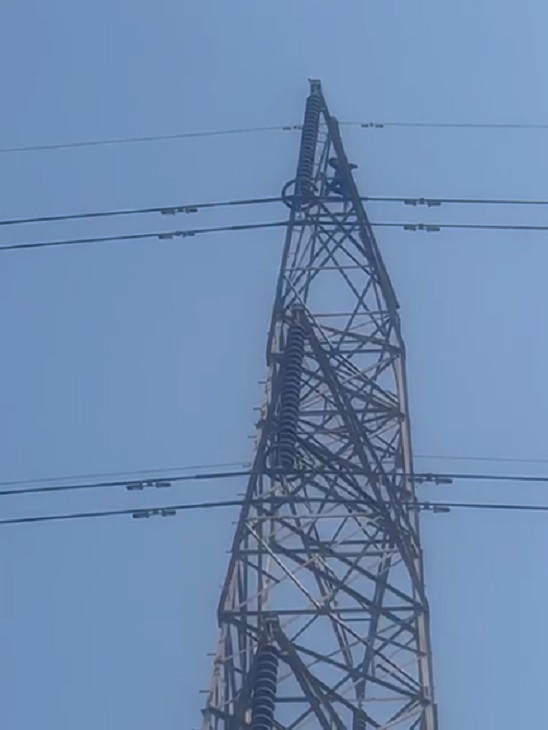 कई सौ फिट ऊंचाई पर चढ़ने से लोग घबराए।