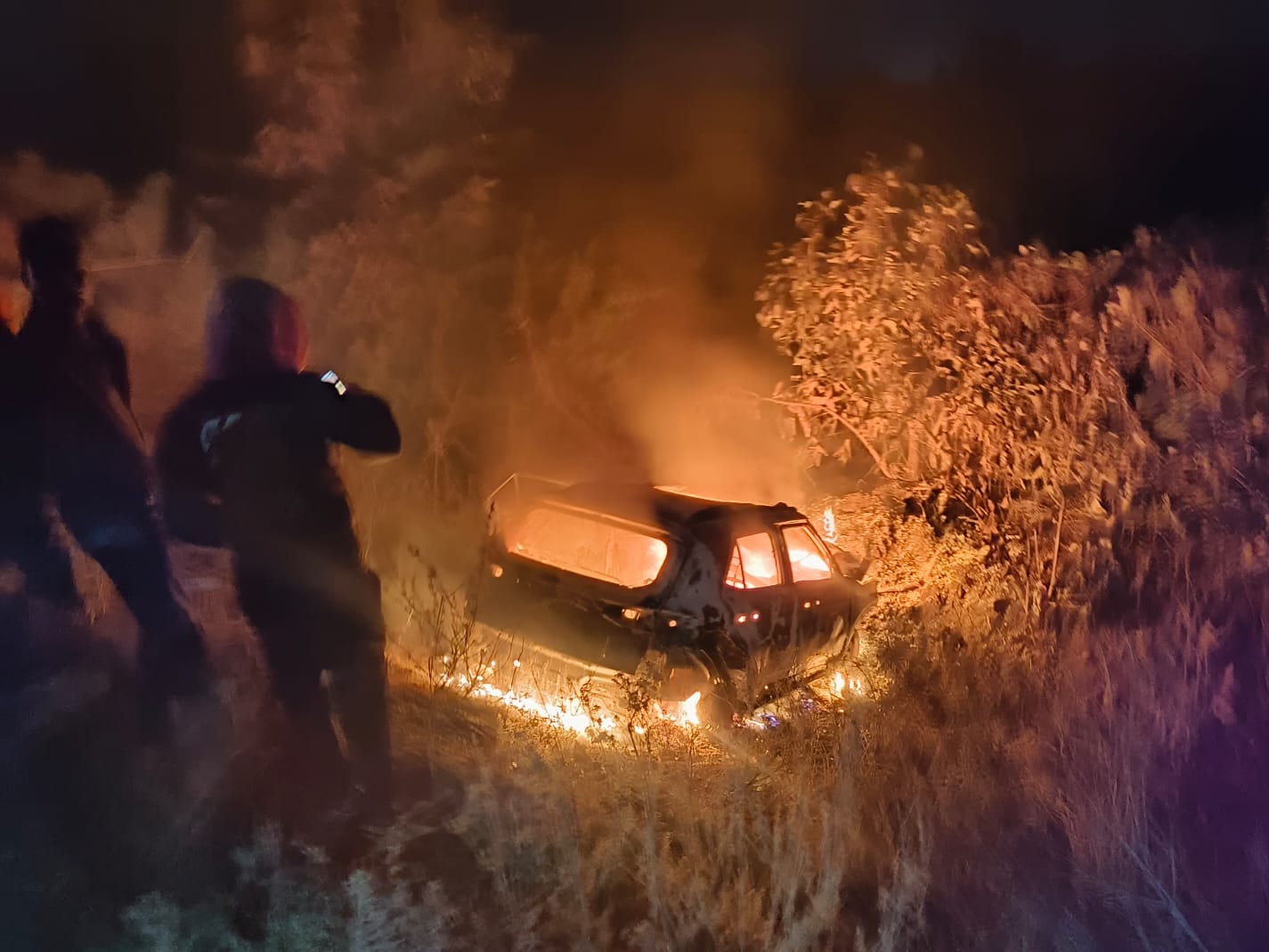 ਮ੍ਰਿਤਕਾਂ ਦੇ ਦੋਸਤ ਬਹੁਤ ਦੂਰ ਖੜ੍ਹੇ ਰਹੇ, ਪਰ ਕਿਸੇ ਨੇ ਕਾਰ ਦਾ ਜਵਾਬ ਨਹੀਂ ਦਿੱਤਾ.