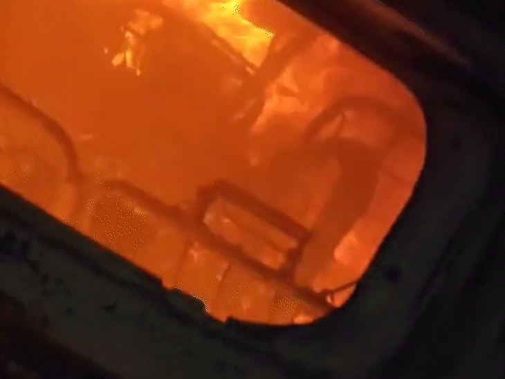 ਕਾਰ ਇੰਨੀ ਤੇਜ਼ੀ ਨਾਲ ਫੈਲ ਗਈ ਕਿ ਨੌਜਵਾਨ ਨੂੰ ਬਾਹਰ ਨਿਕਲਣ ਦਾ ਮੌਕਾ ਨਹੀਂ ਮਿਲਿਆ.