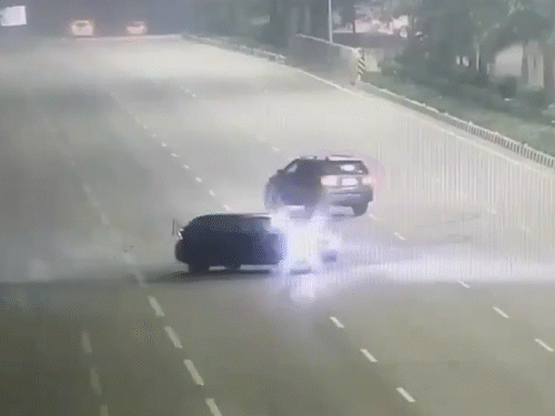 ਹੈਦਰਾਬਾਦ ਵਿੱਚ ਫਾਰਚਰ-ਬੀਐਮਡਬਲਯੂ ਤੋਂ ਸਟੰਟਿੰਗ ਵਿਦਿਆਰਥੀਆਂ ਦੀ ਇੱਕ ਵੀਡੀਓ ਸੋਸ਼ਲ ਮੀਡੀਆ ਤੇ ਵਾਇਰਲ ਗਈ. - ਡੈਨਿਕ ਭਾਸਕਰ