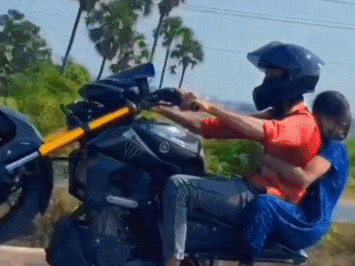 ਹੈਦਰਾਬਾਦ ਵਿਚ ਇਕ ਸਾਈਕਲ 'ਤੇ ਸਟੂਡਿੰਗ ਦੌਰਾਨ ਵੀਡੀਓ ਵਾਇਰਲ ਹੋ ਗਈ. ਇਸ ਵਿਚ, ਲੜਕੇ ਨੇ ਸਾਈਕਲ ਦੇ ਪਿੱਛੇ ਲੜਕੀ ਨੂੰ ਵੀ ਬੈਠਾ.