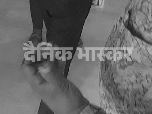 ਇਮਾਰਤ ਵਿਚੋਂ ਬਾਹਰ ਆਇਆ ਇਕ ਪੁਲਿਸ ਮੁਲਾਜ਼ਮ ਖੂਨ ਤੋਂ ਬਾਹਰ ਖੂਨ ਆ ਰਿਹਾ ਸੀ.