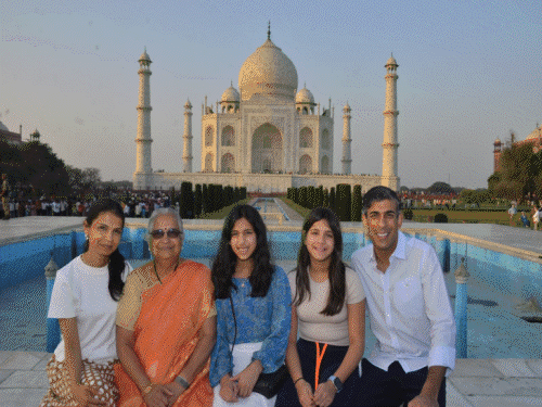 ब्रिटेन के पूर्व PM ऋषि सुनक शनिवार को अपने परिवार के साथ ताजमहल देखने पहुंचे। वहीं रविवार को फतेहपुर सीकरी पहुंचे।