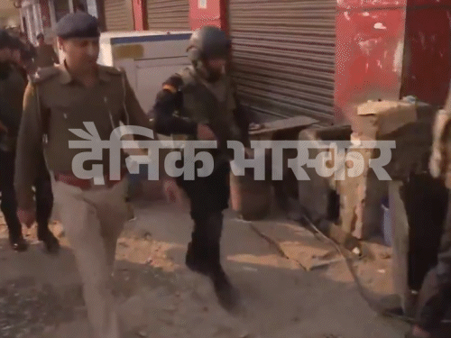 ਸਾਰੇ ਪਾਸਿਓਂ ਇਮਾਰਤ ਦੇ ਦੁਆਲੇ ਐਸਟੀਐਫ ਕਰਮਚਾਰੀ.