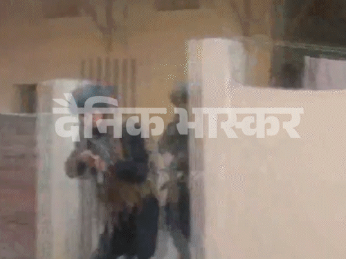 ਓਪਰੇਸ਼ਨ ਦੌਰਾਨ ਐਸਟੀਐਫ ਕਰਮਚਾਰੀ ਇਕ ਇਮਾਰਤ ਨੂੰ ਦੂਜੇ ਤੋਂ ਦੂਜੇ ਨਾਲ ਜਾ ਰਹੇ ਹਨ.