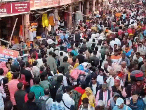 काशी विश्वनाथ कॉरिडोर के बाहर दर्शन करने वालों की भारी भीड़ नजर आ रही है।