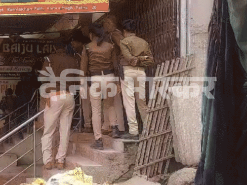 ਪੁਲਿਸ ਕੈਂਕਿੰਦਰ ਸਿੰਘ ਦੇ ਘਰ ਦੇ ਬਾਹਰ ਖੁਰਖਿੰਦਰ ਸਿੰਘ ਦੇ ਬਾਹਰ ਖੜ੍ਹੀ ਹੈ.