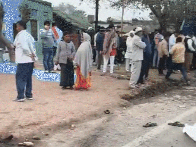 हादसे से गुस्साए परिजन और ग्रामीणों ने हाईवे पर जाम लगा दिया। - Dainik Bhaskar