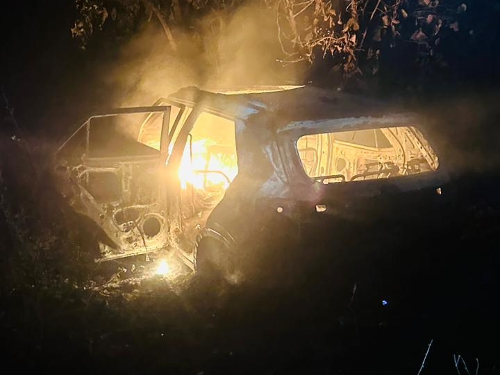 ਪੁਲਿਸ ਮੌਕੇ ਤੇ ਪਹੁੰਚ ਗਈ ਅਤੇ ਕਾਰ ਵਿਚ ਅੱਗ ਬੁਝਾ ਦਿੱਤੀ.