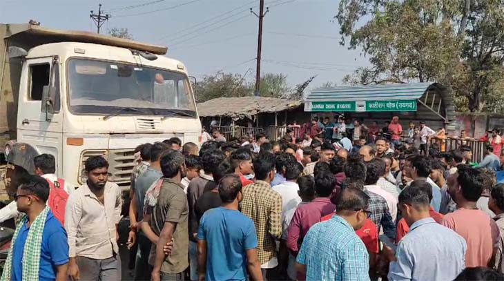 काशीराम चौक पर घटना के बाद काफी संख्या में लोगों की भीड़ इकट्ठा हो गई।