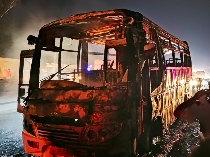हादसे बस और सामान जलकर हुआ खाक।