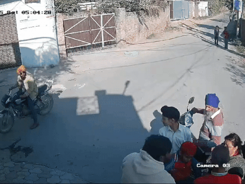 एक्सीडेंट के बाद घायल बच्चे को संभालते लोग। - Dainik Bhaskar