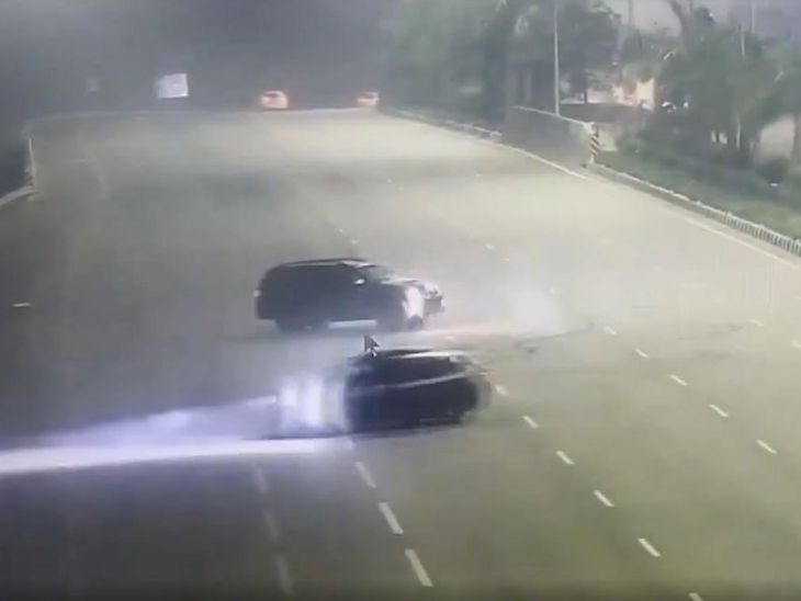 ਦੋ ਵਿਦਿਆਰਥੀ ਹੈਦਰਾਬਾਦ ਵਿਚ ਬਾਹਰੀ ਰਿੰਗ ਰੋਡ 'ਤੇ ਫਾਰਗਿ uner ਨਰ ਅਤੇ ਬੀਐਮਡਬਲਯੂ ਤੋਂ ਸਟੰਟ ਕਰ ਰਹੇ ਸਨ.