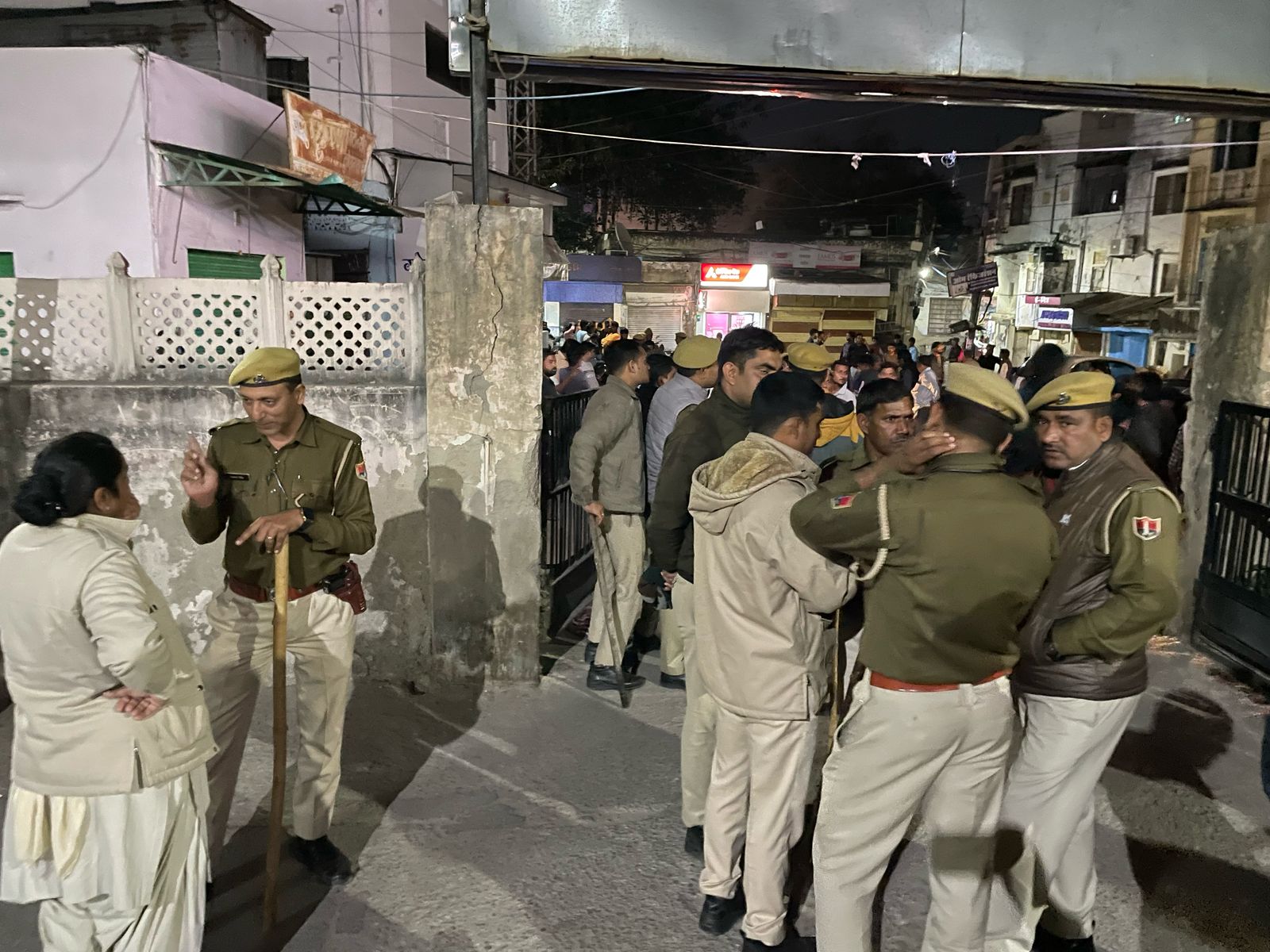 लौंगिया क्षेत्र में सोमवार रात से पुलिस बल तैनात है। एसपी सहित जिले के बड़े अधिकारी पूरे मामले की मॉनिटरिंग कर रहे हैं।