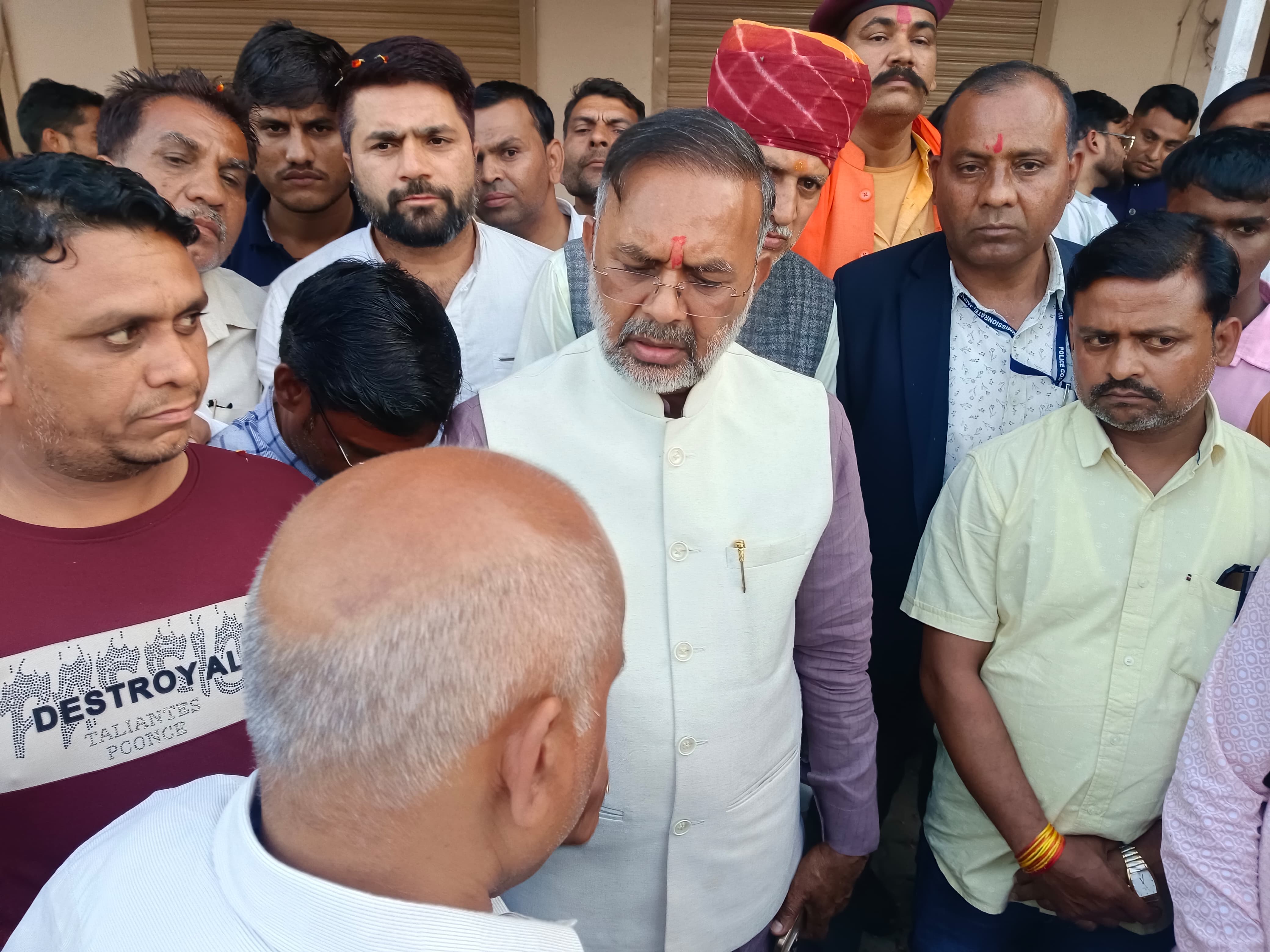 घटना की जानकारी के बाद ग्रामीणों से मिलने ऊर्जा मंत्री हीरालाल नागर पहुंचे थे।