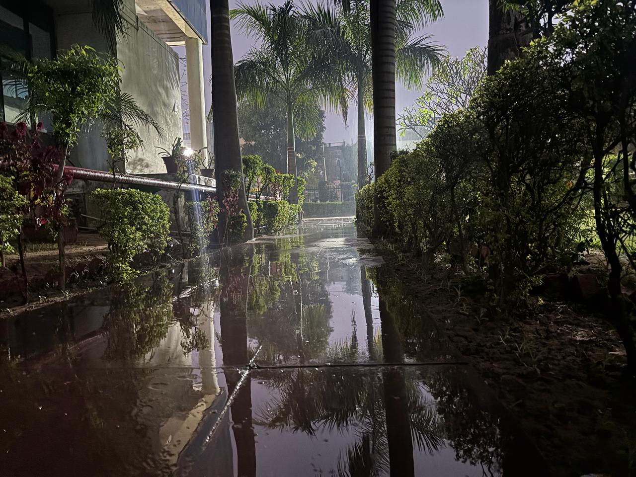 जयपुर में मंगलवार तड़के मौसम का मिजाज कुछ इस तरह बदला कि राजधानी तरबतर हो गई।