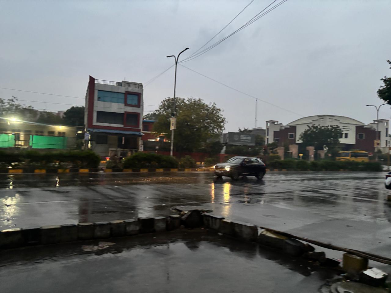 जयपुर के मालवीय नगर इलाके में भी बारिश का दौर जारी है।