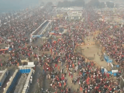 महाकुंभ में भीड़ का ड्रोन विजुअल, दोपहर 2 बजे तक 92 लाख से ज्यादा लोग पहुंचे।