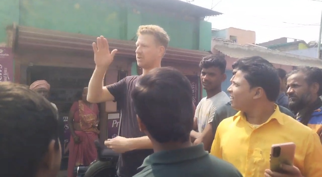 ग्रामीणों ने पर्यटक को रास्ता बताया, उसके बाद दोनों रवाना हुए।