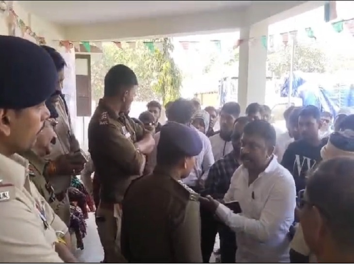 छावनी सीएसपी हरीश पाटिल से बहस करते प्रदर्शनकारी