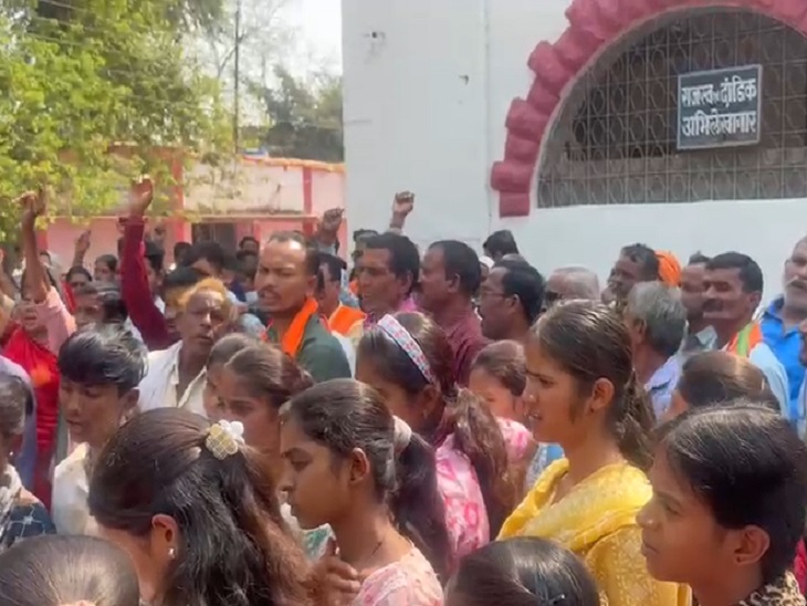 तिरगा के ग्रामीणों ने दुर्ग कलेक्टोरेट को घेरा - Dainik Bhaskar