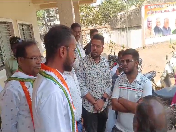 कांग्रेस भवन में अपनी नाराजगी जताते लोग