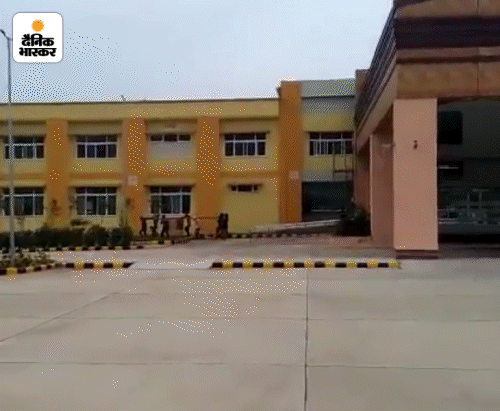 ऋषिकेश-कर्णप्रयाग रेल प्रोजेक्ट के तहत ऋषिकेश रेलवे स्टेशन को वर्ल्ड क्लास स्टेशन की तरह डेवलप किया गया है।