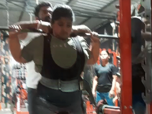 270 किलो वजन उचलताना वेटलिफ्टरचा मृत्यू: बिकानेरमधील घटना, वेट रॉडखाली दबली, मान मोडली VIDEO महिला पॉवरलिफ्टर यश्तीका आचार्य जिममध्ये वजन उचलण्याची तयारी करताना.