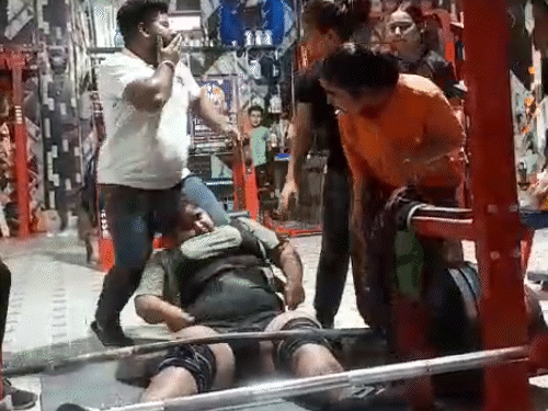 270 किलो वजन उचलताना वेटलिफ्टरचा मृत्यू: बिकानेरमधील घटना, वेट रॉडखाली दबली, मान मोडली VIDEO महिला पॉवरलिफ्टर यश्तीका आचार्य बेशुद्ध पडली. यावेळी तिचा प्रशिक्षकही जखमी झाला.