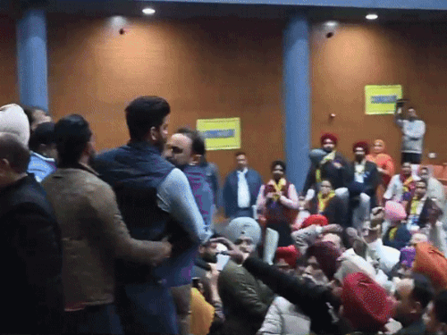 अमृतसर नगर निगम चुनाव के दौरान हुई गहमागहमी का वीडियो सामने आया है। जिसमें कांग्रेस आम आदमी पार्टी पर आरोप लगाकर हंगामा कर रहे हैं। - Dainik Bhaskar

अमृतसर नगर निगम चुनाव के दौरान हुई गहमागहमी का वीडियो सामने आ चुका है। जिसमें कांग्रेस आम आदमी पार्टी पर आरोप लगाकर हंगामा करते देखे जा सकते हैं। - Dainik Bhaskar