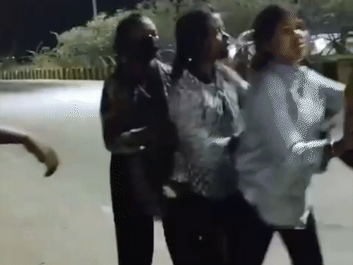 छत्तीसगढ़ के अंबिकापुर में बॉयफ्रेंड के लिए लड़कियों में मारपीट का वीडियो वायरल हो रहा है। - Dainik Bhaskar